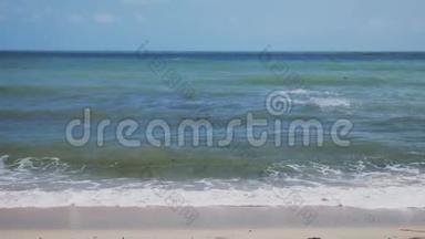 在苏梅岛的热带海滩上溅起大海。 慢动作。 3840x2160
